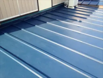 ブルー色の立平葺き